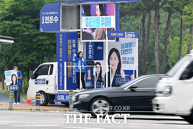 아침 출근길 시민들에게 인사하는 전은수 아산을 후보.