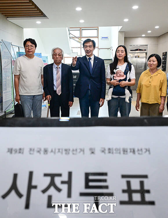사전투표소를 마친 조국 후보(가운데)가 지지자들과 이야기하고 있다. /평택=남윤호 기자