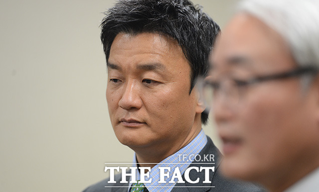 검찰이 80대 할머니를 감금·폭행한 혐의로 1심에서 실형을 선고받은 임우재 전 삼성전기 고문에게 원심과 같은 징역 1년을 선고해달라고 재판부에 요청했다./더팩트 DB