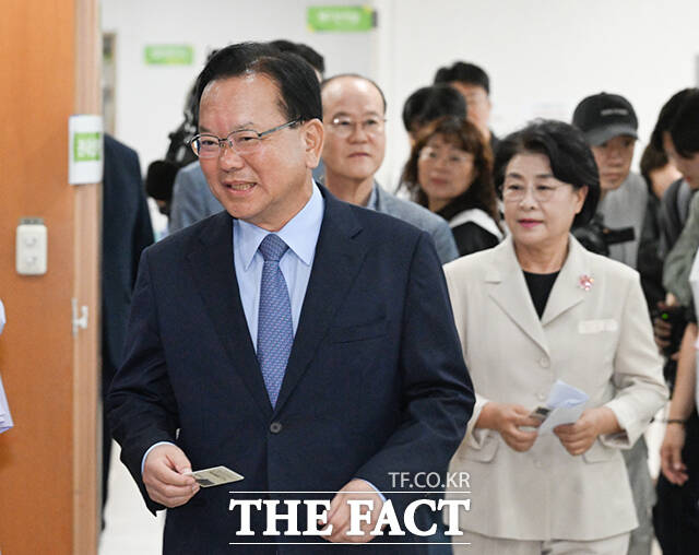 김부겸 더불어민주당 대구시장 후보(오른쪽)와 부인 이유미 여사가 제9회 전국동시지방선거 사전투표 날인 29일 오전 대구 수성구 고산2동 행정복지센터에 마련된 사전투표소에서 투표하고 있다. /대구=박헌우 기자