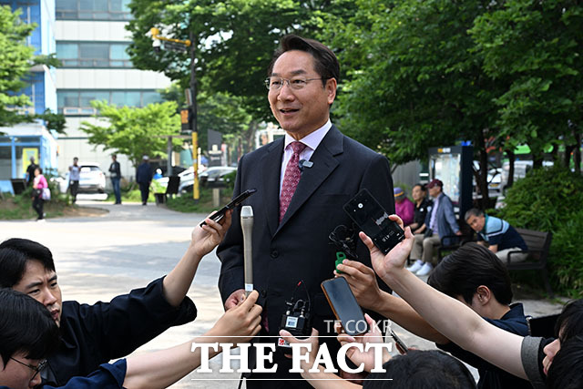 유정복 국민의힘 인천시장 후보가 29일 오전 인천 미추홀구 틈 문화창작지대에 마련된 제9회 전국동시지방선거 투표소에서 사전 투표를 하고 있다. /인천=서예원 기자