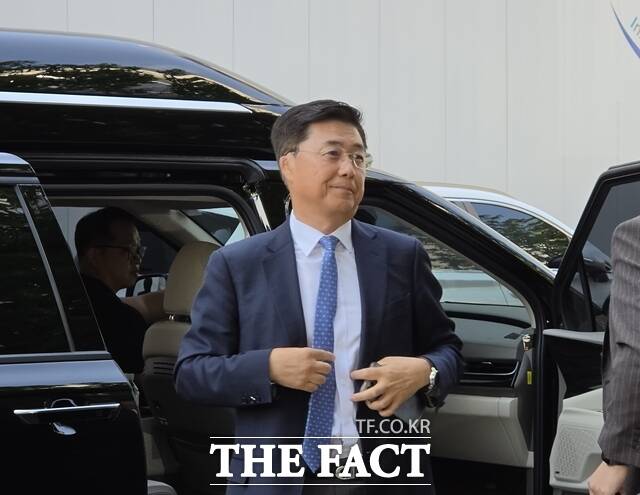 홍장원 전 국가정보원 1차장이 22일 오전 경기 과천시 종합특검 사무실에 출석하고 있다. /김해인 기자