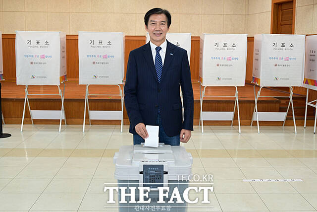 조국 조국혁신당 경기 평택을 국회의원 후보가 29일 경기 평택시 안중읍행정복지센터에 마련된 사전투표소에서 투표하고 있다. /평택=남윤호 기자