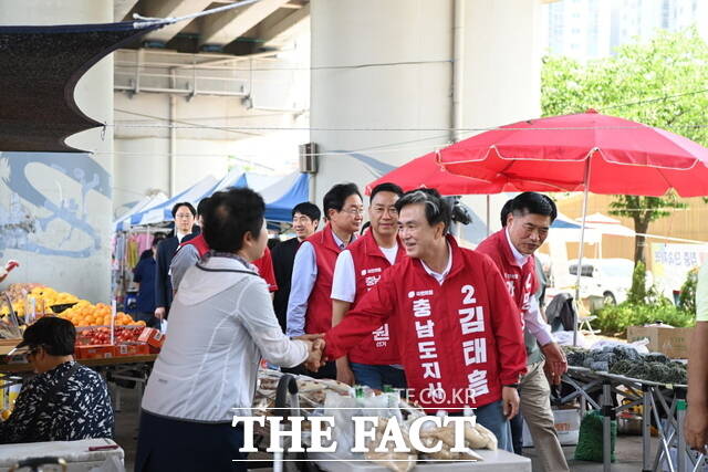 김태흠 국민의힘 충남도지사 후보가 29일 아산시 온양온천역 오일장과 전통시장을 방문해 주민들과 악수하며 인사를 나누고 있는 모습. /김태흠 후보 캠프