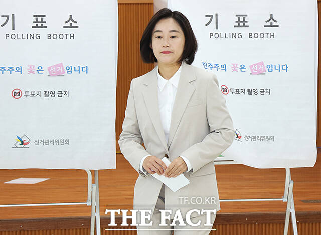 경기 평택을 국회의원 재선거에 출마한 진보당 김재연 후보가 29일 경기도 평택시 안중읍 행정복지센터에서 사전투표를 하고 있다. /평택=남윤호 기자