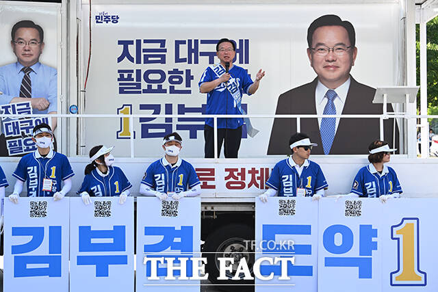 김부겸 더불어민주당 대구시장 후보가 제9회 전국동시지방선거 사전투표 날인 29일 오후 대구 수성구 삼성라이온즈파크 앞에서 시민들을 향해 지지를 호소하고 있다. /대구=박헌우 기자