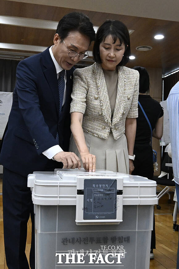 김민석 국무총리가 기표소를 나오고 있다.