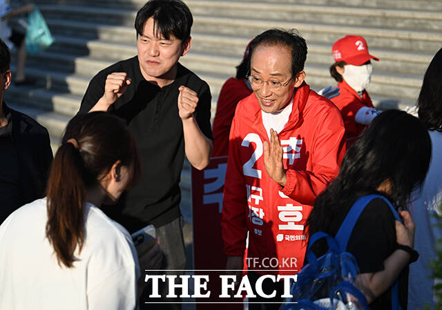추경호 국민의힘 대구시장 후보가 제9회 전국동시지방선거 사전투표 첫날인 29일 오후 대구 수성구 삼성라이온즈파크를 찾아 시민들과 인사하고 있다. /대구=박헌우 기자