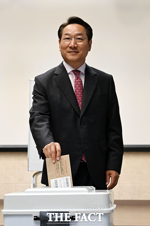 유정복 국민의힘 인천시장 후보가 29일 오전 인천 미추홀구 틈 문화창작지대에 마련된 제9회 전국동시지방선거 투표소에서 사전 투표를 하고 있다. /인천=서예원 기자