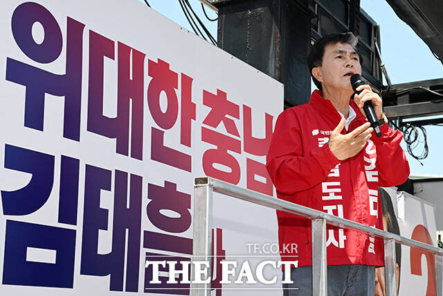 아산 온양온천역 광장 찾아 인사하는 김태흠 국민의힘 충남도지사 후보.