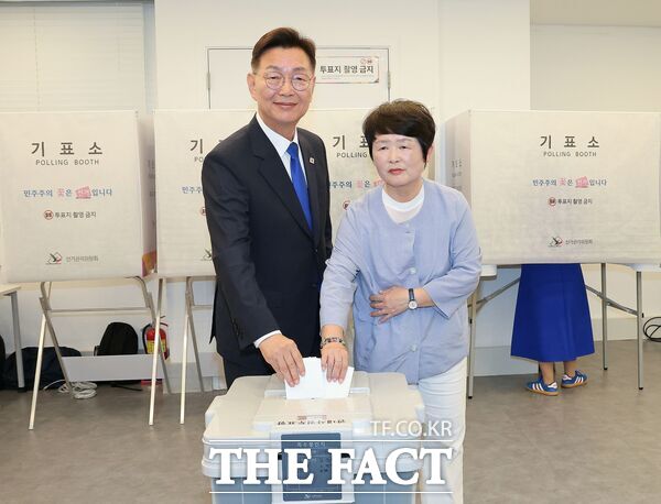 김제선 더불어민주당 대전시 중구청장 후보가 29일 부인 강도영 씨와 함께 커먼즈필드 투표소를 방문해 투표권을 행사하고 있다. /김제선 후보 캠프