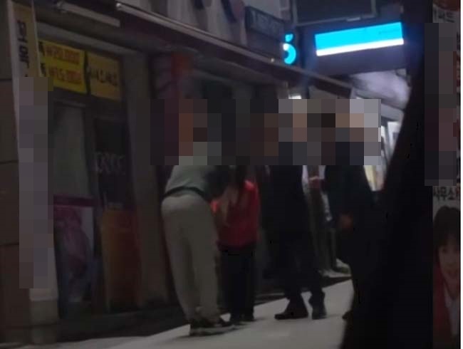 안동시의회 A 전문위원과 일행들이 국민의힘 소속 B 안동시의원 후보에게 허리를 굽혀 인사하고 있다. /제보자