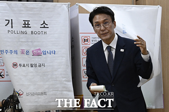 김민석 국무총리가 기표소를 나오고 있다.