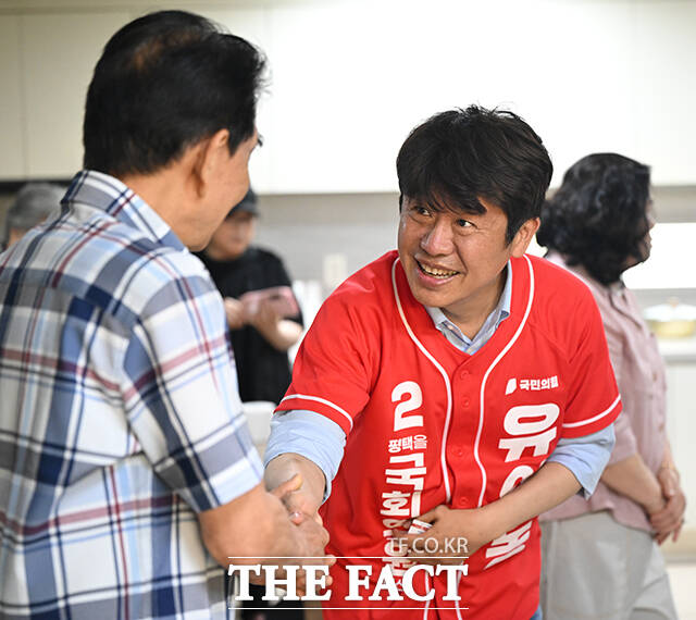아파트 주민들과 인사하는 유의동 후보.