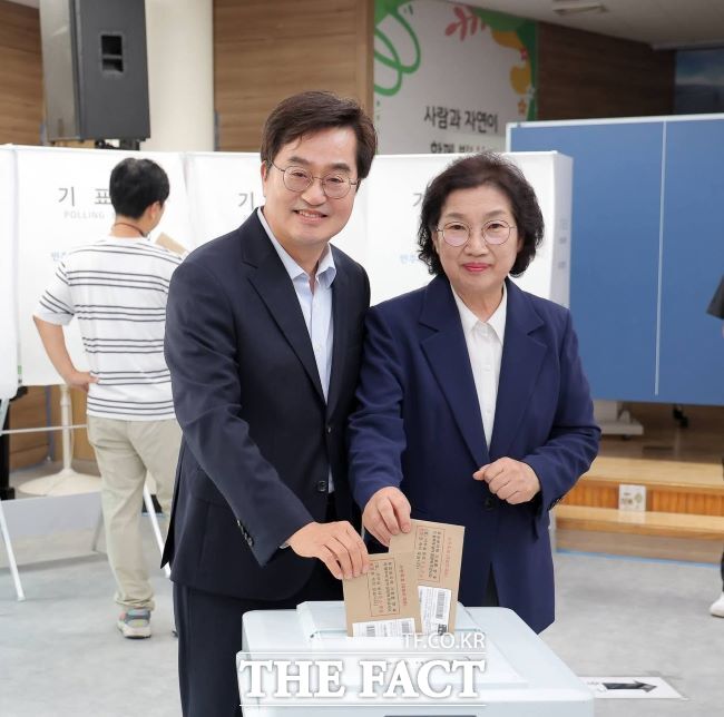 김동연 경기도지사가 29일 오전 배우자와 함께 수원시 광교1동 행정복지센터에서 사전투표를 하고 있다. /김동연 지사 SNS 갈무리