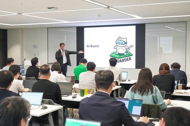 SK에코플랜트는 최근 AI 활용 확산부터 현업 주도 AI 서비스 구현까지 이어지는 3단계 AI 확산 체계를 구축했다. 사진은 각 직무별로 선발된 SK에코플랜트 구성원들이 AI 심화 프로그램을 수강하고 있는 모습. /SK에코플랜트