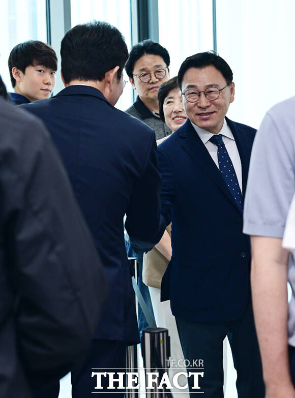 정원오 더불어민주당 서울시장 후보와 정근식 서울교육감 후가 제9회 전국동시지방선거 사전투표 첫날인 29일 오전 서울 중구 소공동 행정복합청사에 마련된 사전투표소에 만나 악수하고 있다.