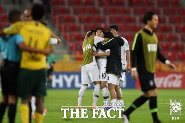 2019 FIFA U-20 월드컵 F조 조별리그 2차전에서 남아공을 1-0으로 꺾은 한국 선수들이 경기가 끝난 뒤 이강인(맨 가운데)을 껴안고 기쁨을 나타내고 있다./티히(폴란드)=KFA