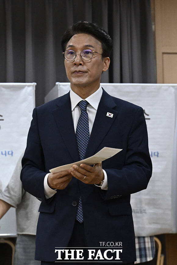 김민석 국무총리가 기표소를 나오고 있다.
