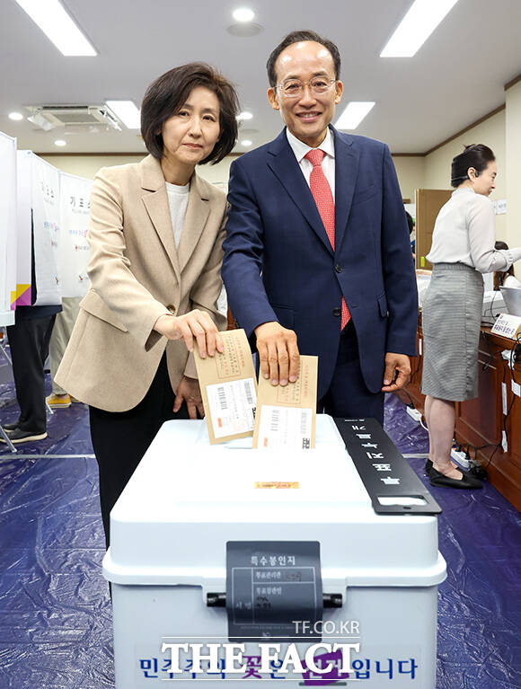 추경호 국민의힘 대구시장 후보(오른쪽)와 부인 김희경 여사가 제9회 전국동시지방선거 사전투표 날인 29일 오전 대구 수성구 수성구의회에 마련된 사전투표소에서 투표하고 있다. /대구=박헌우 기자
