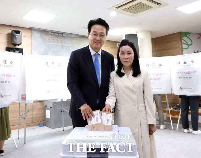29일 오전 7시 광교1동 행정복지센터에서 안민석 경기도교육감 후보가 아내와 사전투표를 하고 있다. /안민석 후보 선거캠프
