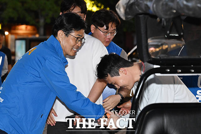 상인들과 인사하는 이 후보(오른쪽)와 조지훈 전주시장 후보.