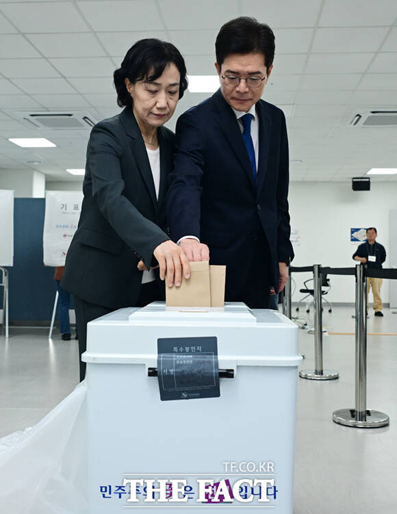 정원오 더불어민주당 서울시장 후보와 배우자 문혜정 씨가 제9회 전국동시지방선거 사전투표 첫날인 29일 오전 서울 중구 소공동 행정복합청사에 마련된 사전투표소를 찾아 한 표를 행사하고 있다. /이새롬 기자