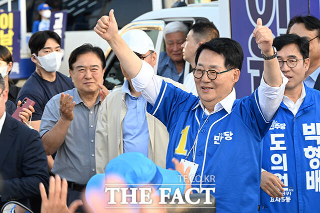 박지원 더불어민주당 국회의원(오른쪽)이 29일 오후 전북도 전주 완산구 풍남문광장에서 열린 유세현장에 참석해 시민들을 향해 이원택 전북특별자치도지사 후보의 지지를 호소하고 있다. /전주=김성렬 기자