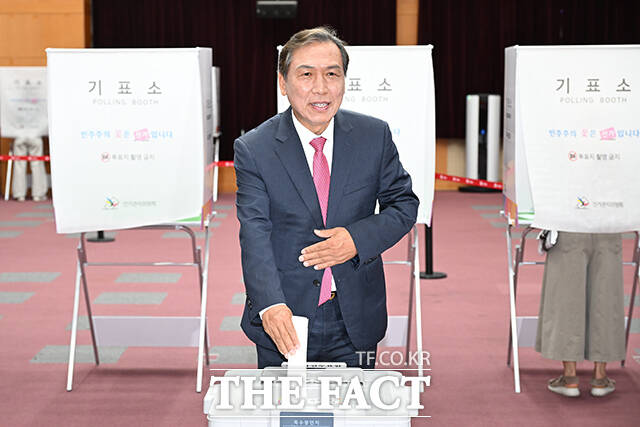 양정무 국민의힘 전북특별자치도지사 후보가 29일 오전 전북도 전주 완산구 전북특별자치도청에 마련된 제9회 전국동시지방선거 투표소에서 사전투표를 하고 있다. /전주=김성렬 기자