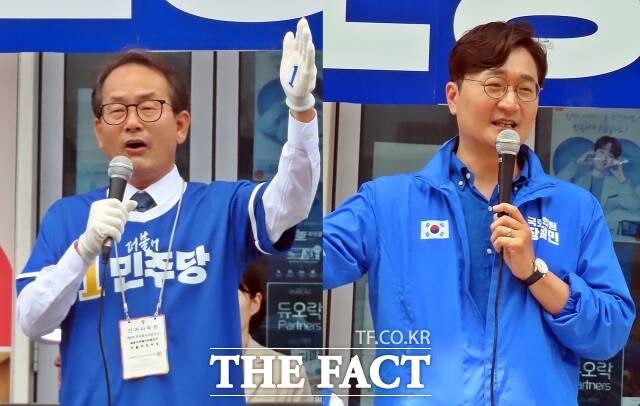 강준현(왼쪽)·장철민 의원이 29일 조치원 전통시장에서 조상호 세종시장 지원유세 나서고 있다. /김형중 기자