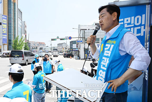 김관영 무소속 전북특별자치도지사 후보가 29일 오후 전북도 전주 덕진구 모래내시장에서 시민들을 향해 지지를 호소하고 있다. /전주=김성렬 기자