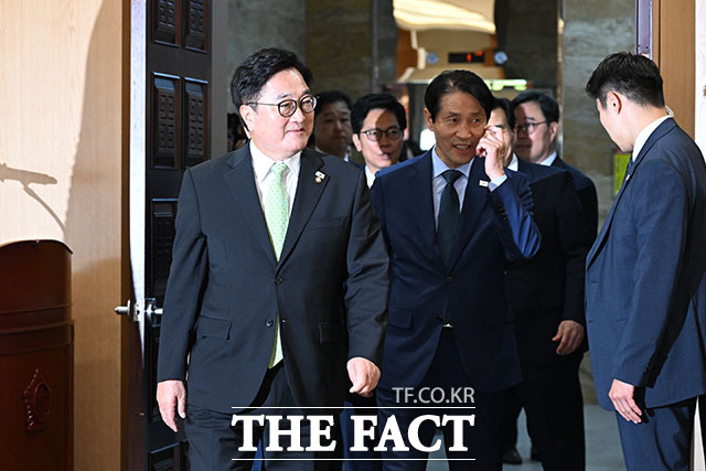 우원식 국회의장이 29일 오후 서울 여의도 국회에서 열린 제22대 전반기 국회 국회의장단 퇴임식에서 꽃다발을 받고 미소짓고 있다. /국회=서예원 기자