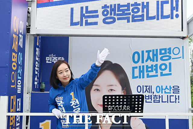 아침 출근길 시민들에게 인사하는 전은수 아산을 후보.