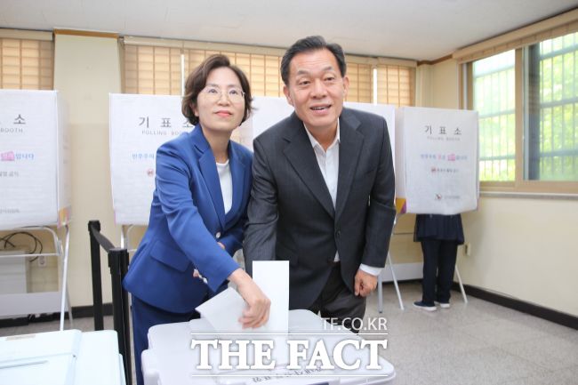 29일 오전 10시 30분 행궁동 사전투표소에서 아내와 함께 투표하는 이재준 더불어민주당 수원시장 후보. /박아론 기자