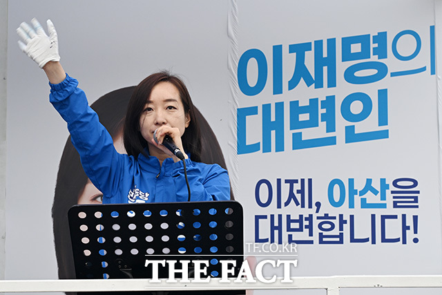아침 출근길 시민들에게 인사하는 전은수 아산을 후보.
