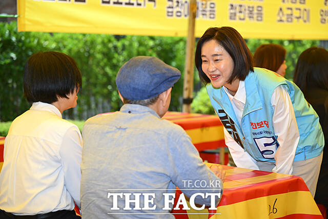 지역구 아파트단지 주민들과 이야기 나누는 김재연 후보(왼쪽).