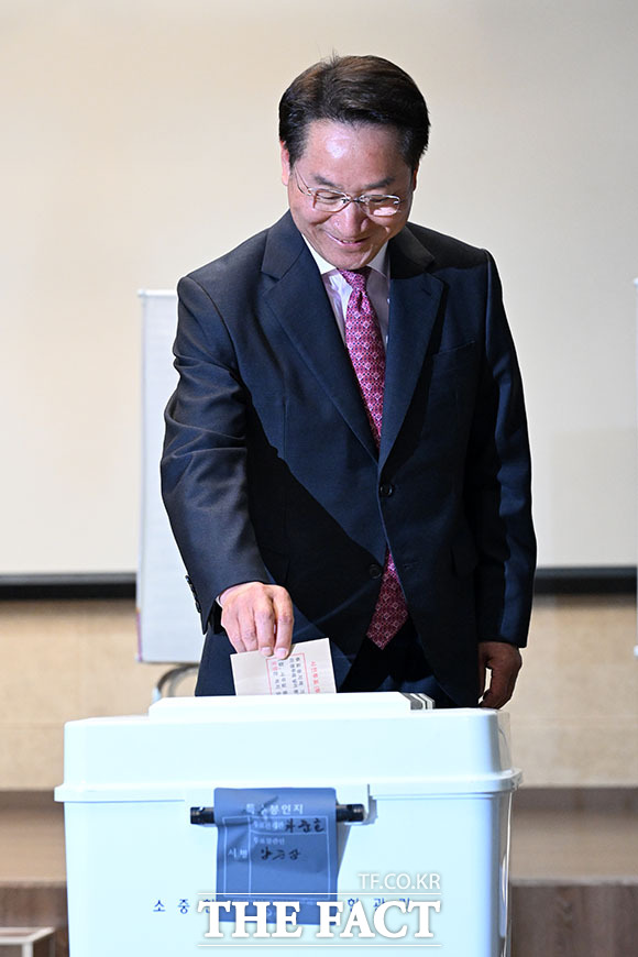 유정복 국민의힘 인천시장 후보가 29일 오전 인천 미추홀구 틈 문화창작지대에 마련된 제9회 전국동시지방선거 투표소에서 사전 투표를 하고 있다. /인천=서예원 기자