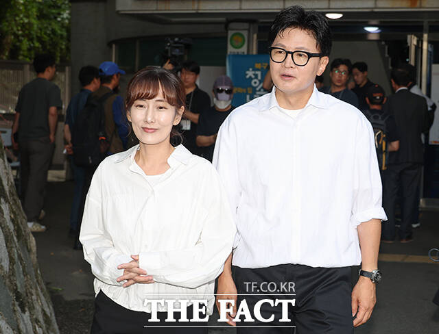 사전투표 마치고 투표소 나오는 한 후보(오른쪽)와 아내 진은정 변호사.