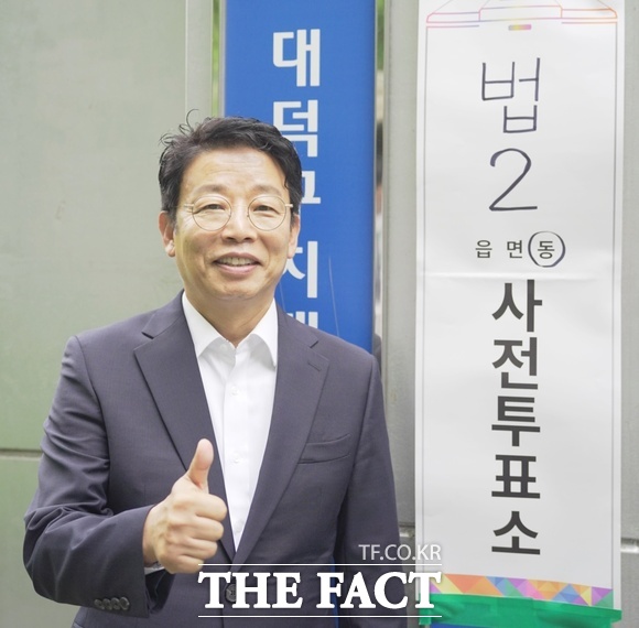 김찬술 더불어민주당 대전 대덕구청장 후보가 29일 대덕구 법2동 행정복지센터에 마련된 사전투표소에서 한 표를 행사했다. /김찬술 후보