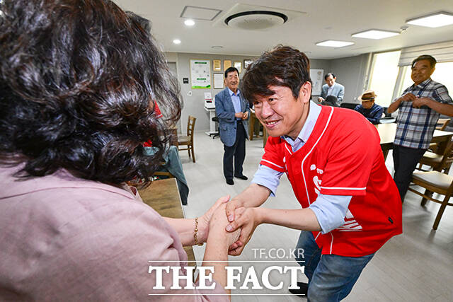 아파트 주민들과 인사하는 유의동 후보.