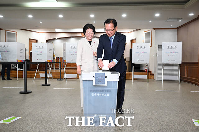 김부겸 더불어민주당 대구시장 후보(오른쪽)와 부인 이유미 여사가 제9회 전국동시지방선거 사전투표 날인 29일 오전 대구 수성구 고산2동 행정복지센터에 마련된 사전투표소에서 투표하고 있다. /대구=박헌우 기자