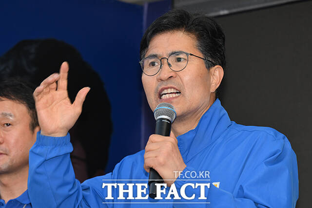 두 팔 들어올리는 조지훈 더불어민주당 전주시장 후보와 이성윤 최고위원, 한병도 공동상임선대위원장, 이원택 전북특별자치도지사 후보, 박지원 의원, 박주민 의원(왼쪽부터).