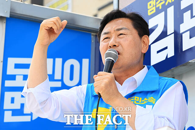 김관영 무소속 전북특별자치도지사 후보가 29일 오후 전북도 전주 덕진구 모래내시장에서 시민들을 향해 지지를 호소하고 있다. /전주=김성렬 기자