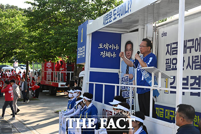 김부겸 더불어민주당 대구시장 후보가 제9회 전국동시지방선거 사전투표 날인 29일 오후 대구 수성구 삼성라이온즈파크 앞에서 시민들을 향해 지지를 호소하고 있다. /대구=박헌우 기자