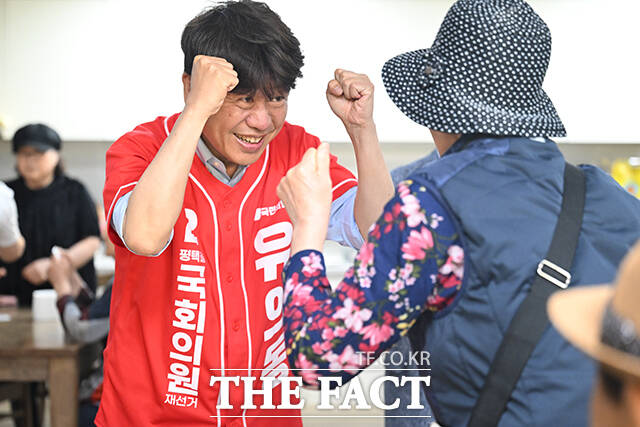 유의동 국민의힘 경기 평택을 국회의원 재선거 후보가 29일 경기 평택시 고덕면의 한 아파트 경로당을 방문해 어르신들과 인사를 하고 있다. /평택=남윤호 기자