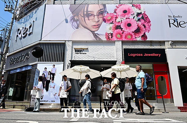 한미그룹 지주회사 한미사이언스가 론칭한 프리미엄 더마 코스메틱 브랜드 'ADESII(아데시)'가 29일 오후 서울 성동구 연무장길에서 론칭 캠페인을 진행하고 있다. /배정한 기자