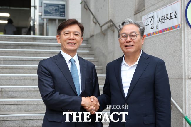 29일 오전 6시 30분 용인시 구갈동 사전투표소에서 현근택 시장 후보(왼쪽)가 손명수 국회의원(오른쪽)과 투표를 마치고 기념 촬영을 하고 있다. /박아론 기자