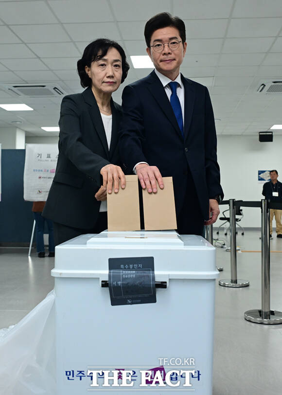 정원오 더불어민주당 서울시장 후보와 배우자 문혜정 씨가 제9회 전국동시지방선거 사전투표 첫날인 29일 오전 서울 중구 소공동 행정복합청사에 마련된 사전투표소를 찾아 한 표를 행사하고 있다. /이새롬 기자