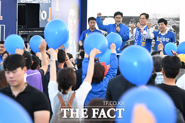 두 팔 들어올리는 조지훈 더불어민주당 전주시장 후보와 이성윤 최고위원, 한병도 공동상임선대위원장, 이원택 전북특별자치도지사 후보, 박지원 의원, 박주민 의원(왼쪽부터).