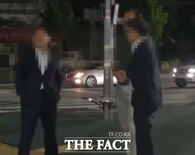 22일 안동시의회 A 전문위원이 심야 시간 국민의힘 소속 B 안동시의원 후보 선거사무실 앞에서 서성이고 있다. /제보자